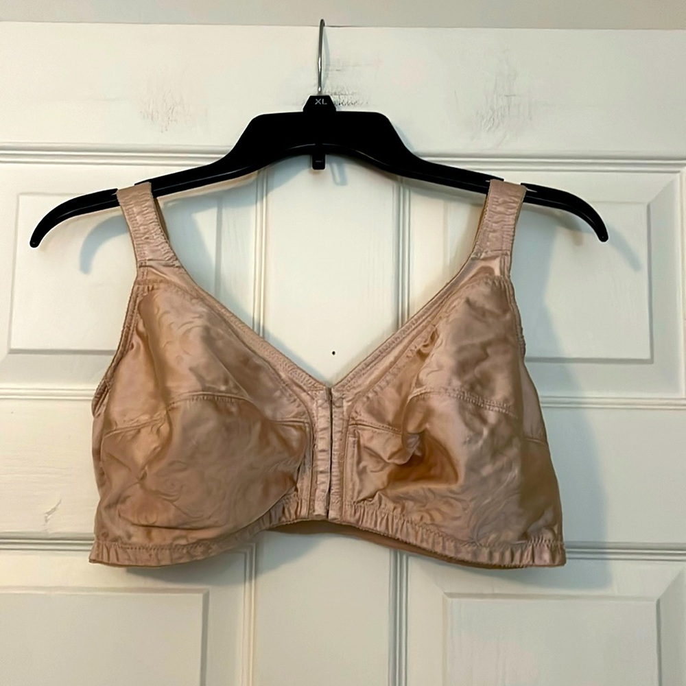 WOMEN’S PLUS SIZE FRONT CLASP WIRELESS BRA : SIZE 42DD